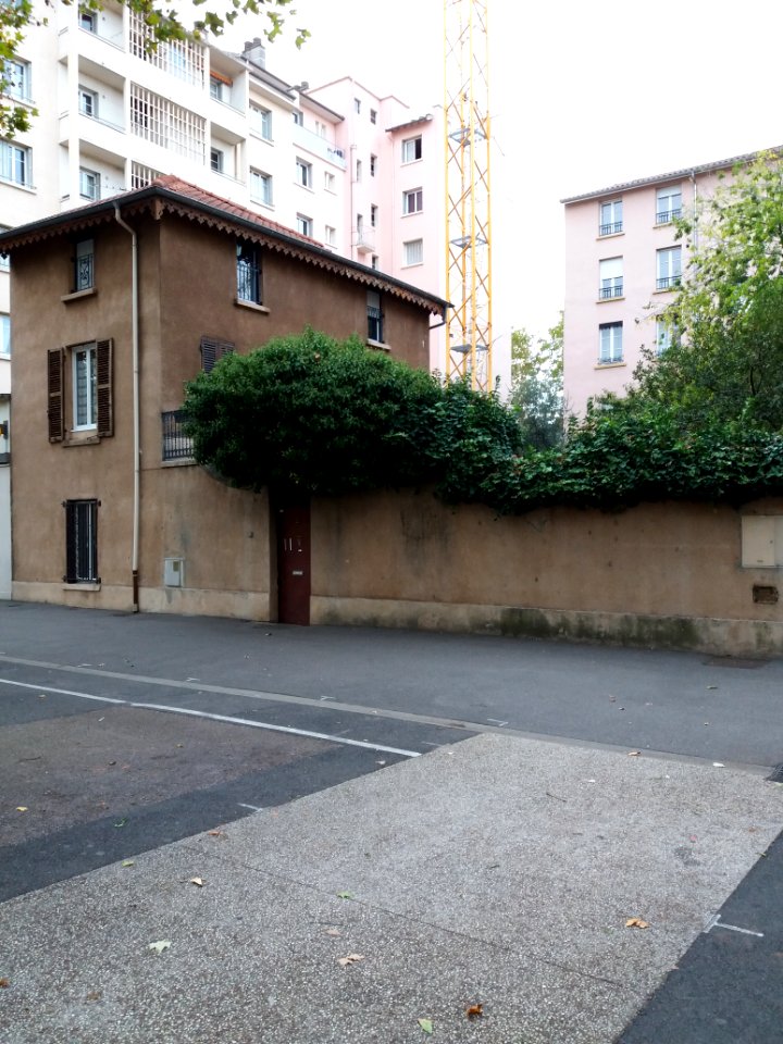 Lyon 3e - Place du Château, maison au numéro 2