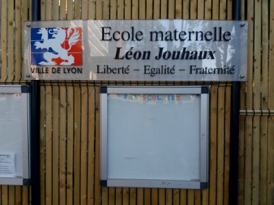 Lyon 3e - Place des Martyrs de la Résistance, plaque de l'école temporaire Léon Jouhaux