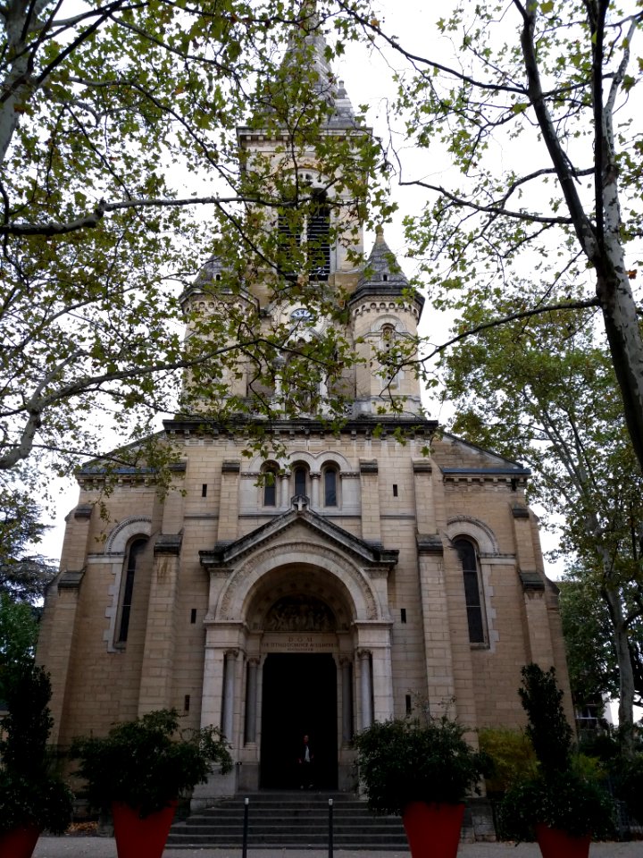 Lyon 3e - Place du Château, façade de l'église Notre-Dame-du-Bon-Secours