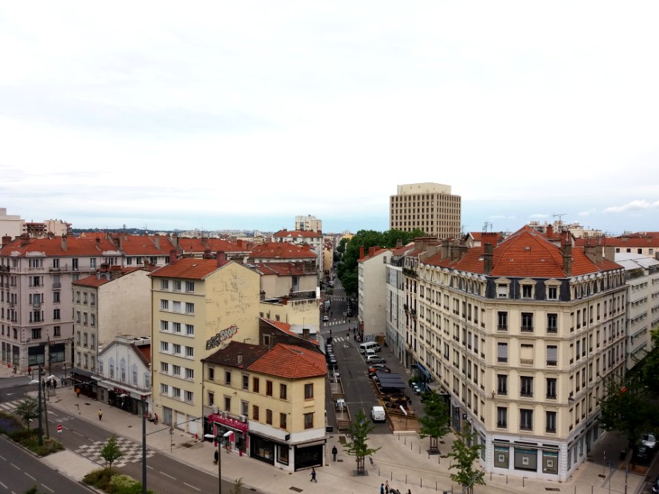 Lyon 3e - Parc des Halles - Le Jardin Suspendu, vue au nord-est sur la rue Moncey