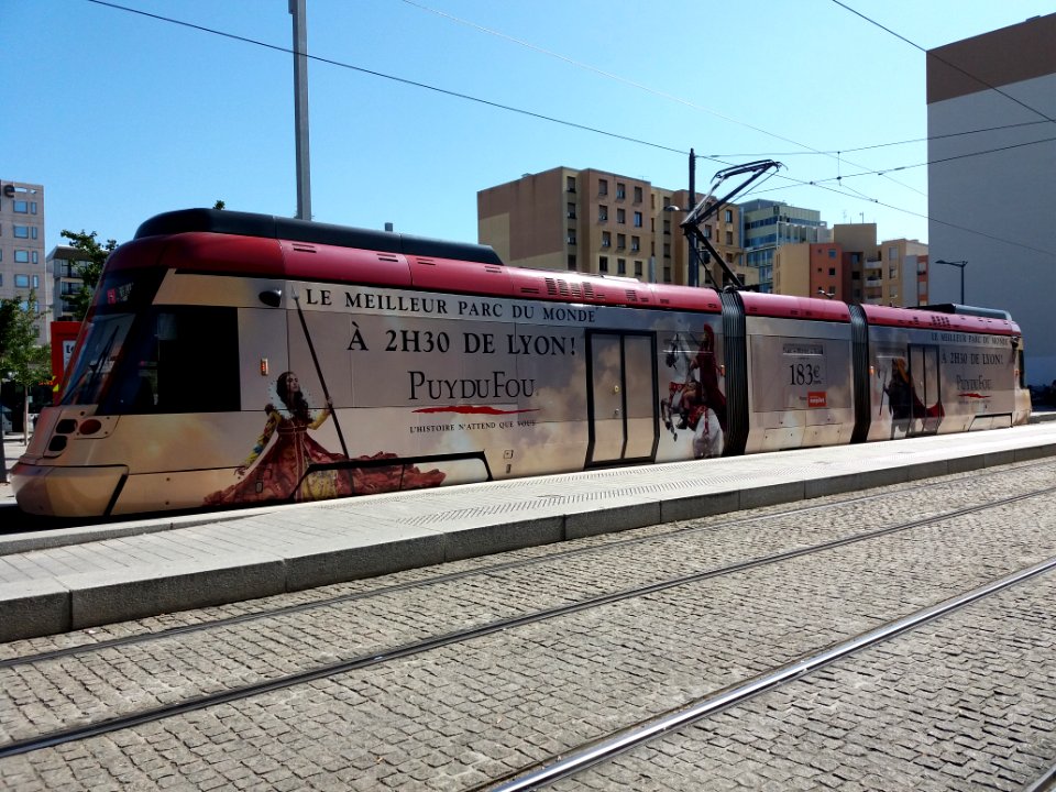 Lyon 3e - Place de Francfort, le Rhône Express aux couleurs du Puy du Fou