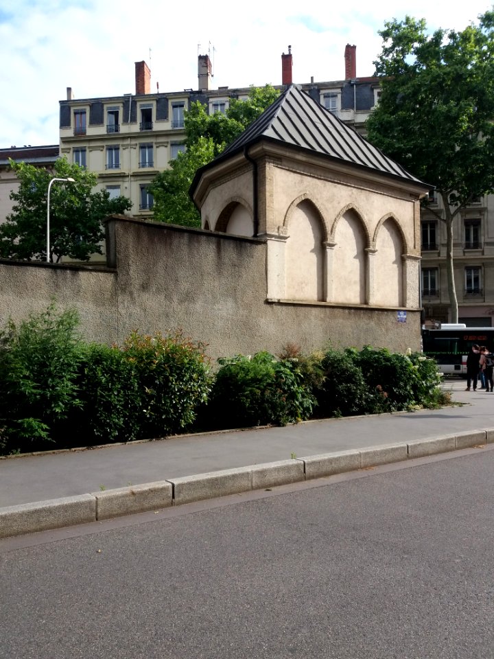 Lyon 3e - Rue de l'Abbé Boisard, bâtiment du square Abbé Boisard, à l'angle du cours Gambetta