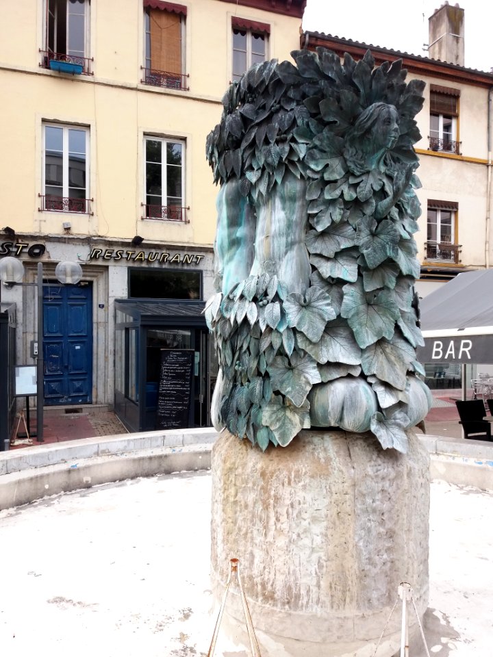 Lyon 3e - Place Eugène Varlin - Le Buisson ardent, côté sud
