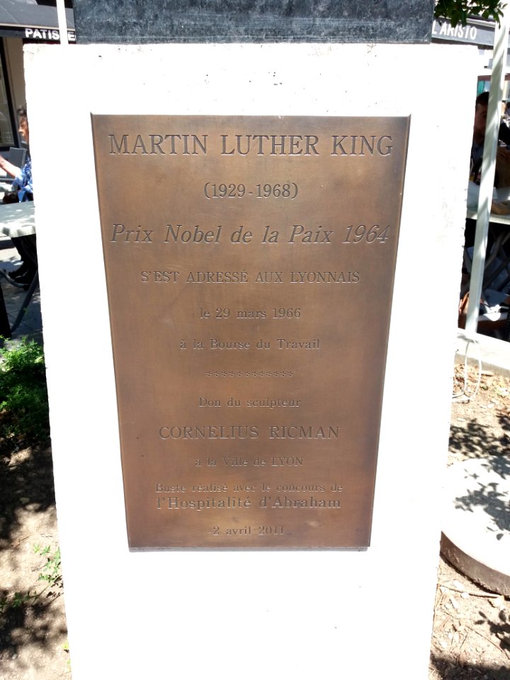 Lyon 3e - Place Eugène Varlin, plaque du buste de Martin Luther King
