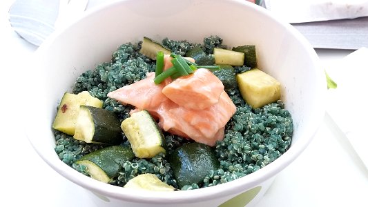 Lyon 3e - Restaurant Dubble, salade de quinoa à la spiruline avec courgettes et saumon
