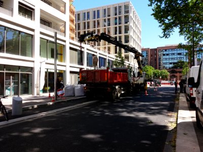 Lyon 3e - Rue Desaix, une grue mobile décharge un camion