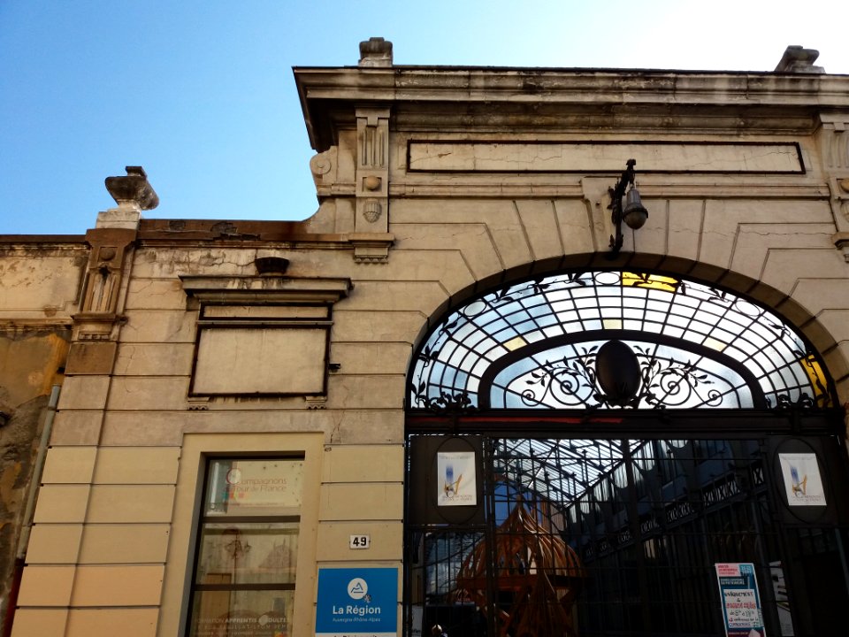 Lyon 3e - Rue Feuillat, porte de la fédération Compagnonnique (3)