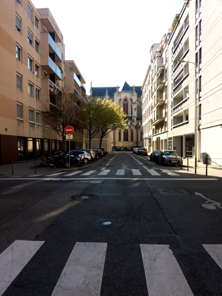 Lyon 6e - Rue Montgolfier, côté ouest avec vue sur l'église de la Rédemption