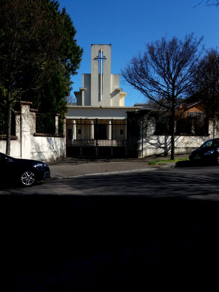 Lyon 3e - Cours Eugénie, entrée de la chapelle de l'hôpital Desgenettes