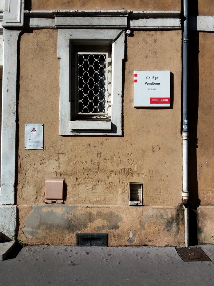 Lyon 6e - Rue Montgolfier, plaque et graffiti sur le mur du collège Vendôme