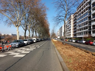 Lyon 7e - Avenue Leclerc, côté nord, après la station service