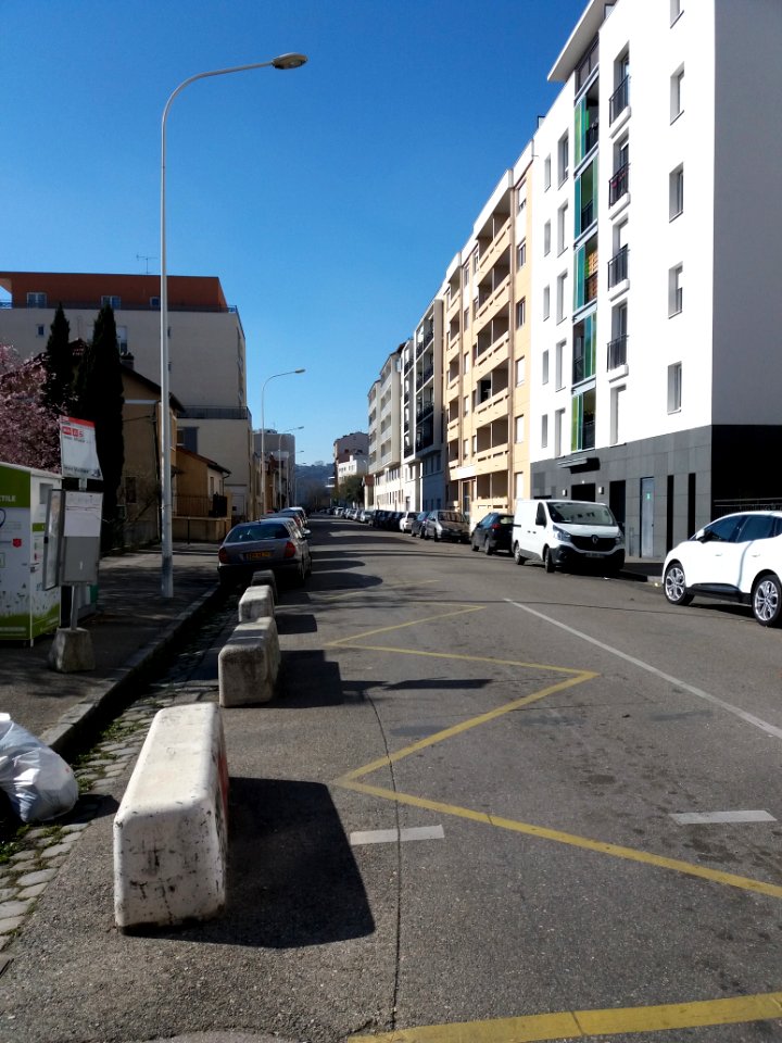 Lyon 7e - Avenue Jean-François Raclet, côté ouest depuis la rue de Gerland