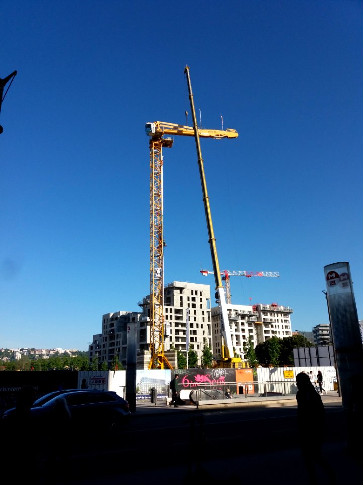 Lyon 7e - Avenue Jean Jaurès, montage d'une grue sur la place Antoinette Fouque