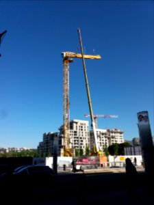 Lyon 7e - Avenue Jean Jaurès, montage d'une grue sur la place Antoinette Fouque