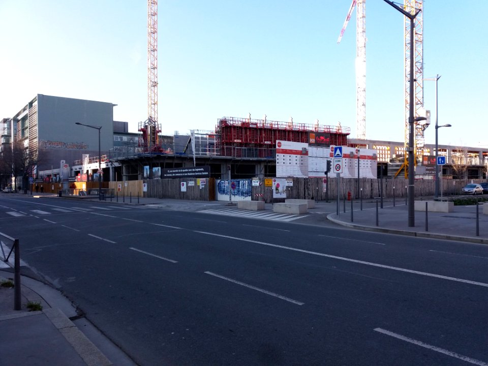 Lyon 7e - Avenue Jean Jaurès, immeuble en construction sur la place Antoinette Fouque