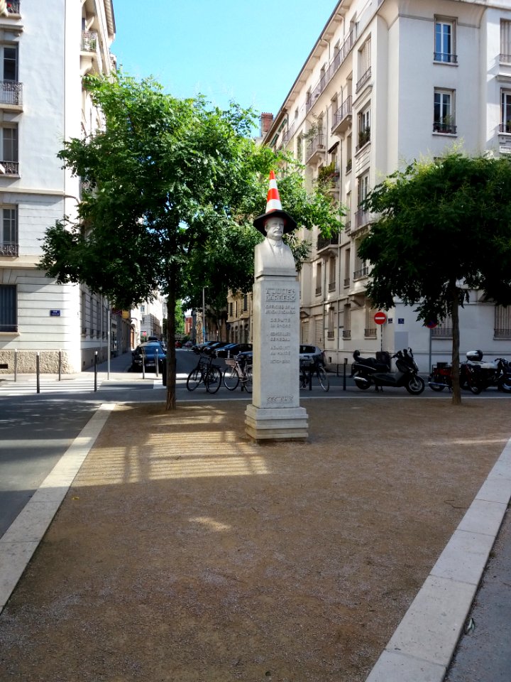 Lyon 6e - Rue Juliette Récamier, monument à Julien Barbero, avec un cône sur la tête