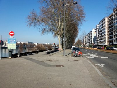 Lyon 7e - Avenue Leclerc, accès au quai et station Vélo'v