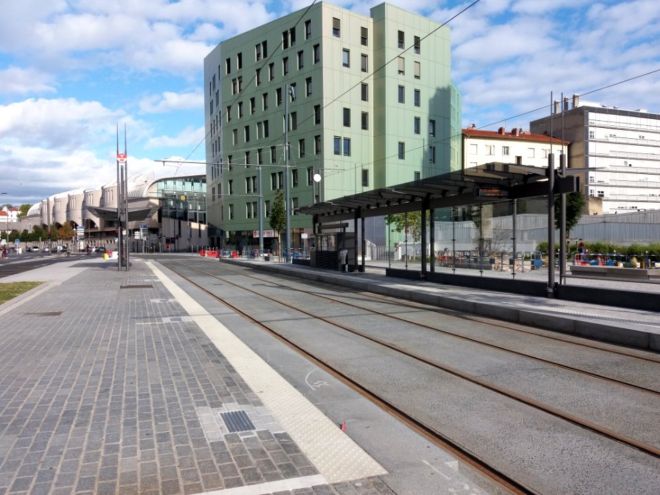 Lyon 7e - Avenue Debourg, arrêt des tramways T1 et T6