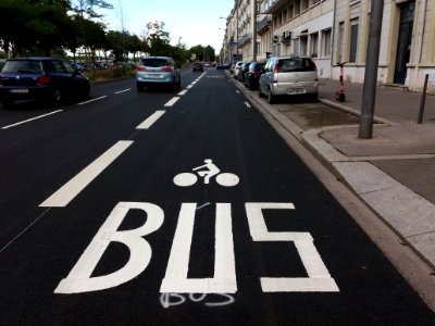 Lyon 7e - Avenue Leclerc, voie bus et vélos, entre les rues Raoul Servant et Étienne Rognon