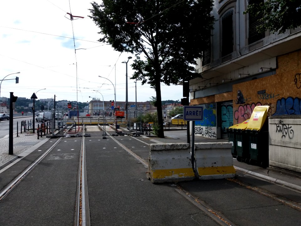 Lyon 7e - Avenue Berthelot, panneau d'arrêt pour le terminus temporaire du tramway T2