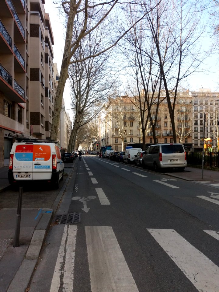 Lyon 7e - Avenue Félix Faure, côté sud-ouest, le long de la place Aristide Briand