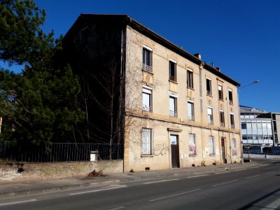 Lyon 7e - Allée Pierre de Coubertin, bâtiment désaffecté