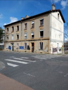 Lyon 7e - Allée Pierre de Coubertin, bâtiment désaffecté, avec quelques fenêtres démontées