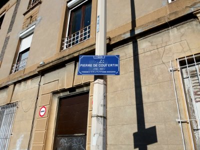 Lyon 7e - Allée Pierre de Coubertin, plaque