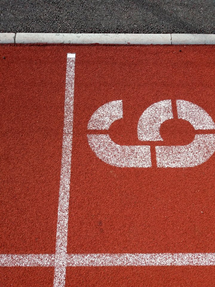 Lyon 7e - Allée Pierre de Coubertin - Piste d'athlétisme Mélina Robert-Michon, ligne d'arrivée des pistes 50, 60, 80 et 100 mètres