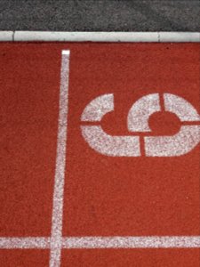 Lyon 7e - Allée Pierre de Coubertin - Piste d'athlétisme Mélina Robert-Michon, ligne d'arrivée des pistes 50, 60, 80 et 100 mètres