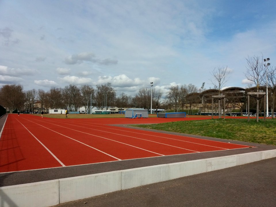 Lyon 7e - Allée Pierre de Coubertin - Piste d'athlétisme Mélina Robert-Michon, vue depuis l'angle sud