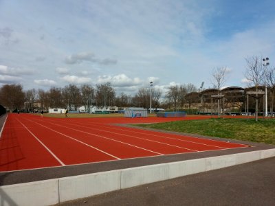 Lyon 7e - Allée Pierre de Coubertin - Piste d'athlétisme Mélina Robert-Michon, vue depuis l'angle sud