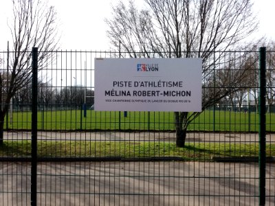 Lyon 7e - Allée Pierre de Coubertin - Piste d'athlétisme Mélina Robert-Michon, plaque
