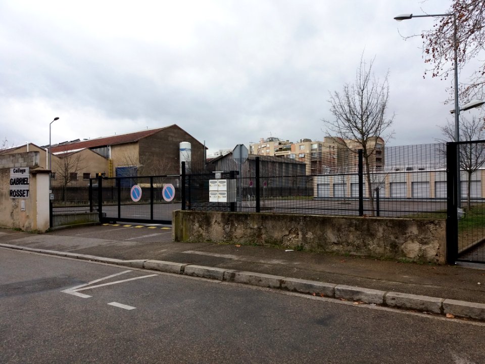 Lyon 7e - Avenue du Château de Gerland, arrière du collège Gabriel Rosset
