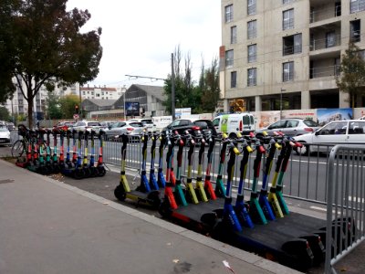 Lyon 7e - Avenue Debourg - Trottinettes Dott devant la halle Debourg