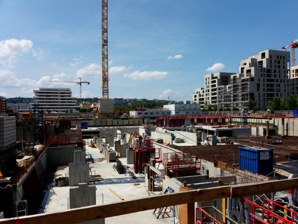 Lyon 7e - Avenue Jean Jaurès, chantier ZAC des Girondins, pose des cloisons des parkings