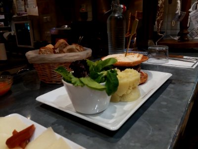 Lyon 3e - Halles de Lyon-Paul Bocuse - Restaurant Bellota-Bellota, LE Burger