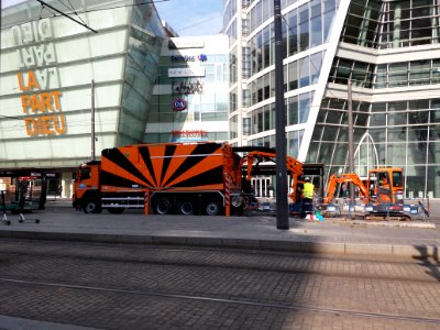 Lyon 3e - Boulevard Vivier Merle, engins de chantier devant le centre commercial