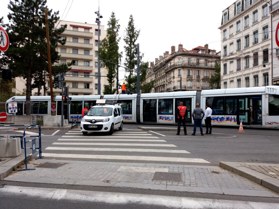 Lyon 3e - Boulevard Vivier Merle - Tramway T1, panne et découpage du pantographe à la scie