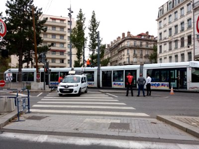 Lyon 3e - Boulevard Vivier Merle - Tramway T1, panne et découpage du pantographe à la scie