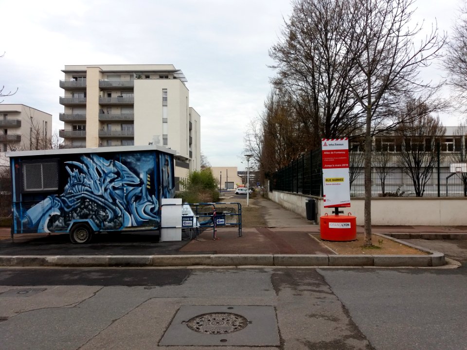 Lyon 7e - Allée de Fontenay, depuis la rue Challemel-Lacour, rue barrée