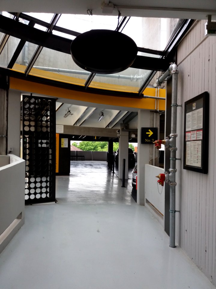 Lyon 3e - Parc des Halles, niveau 7, couloir