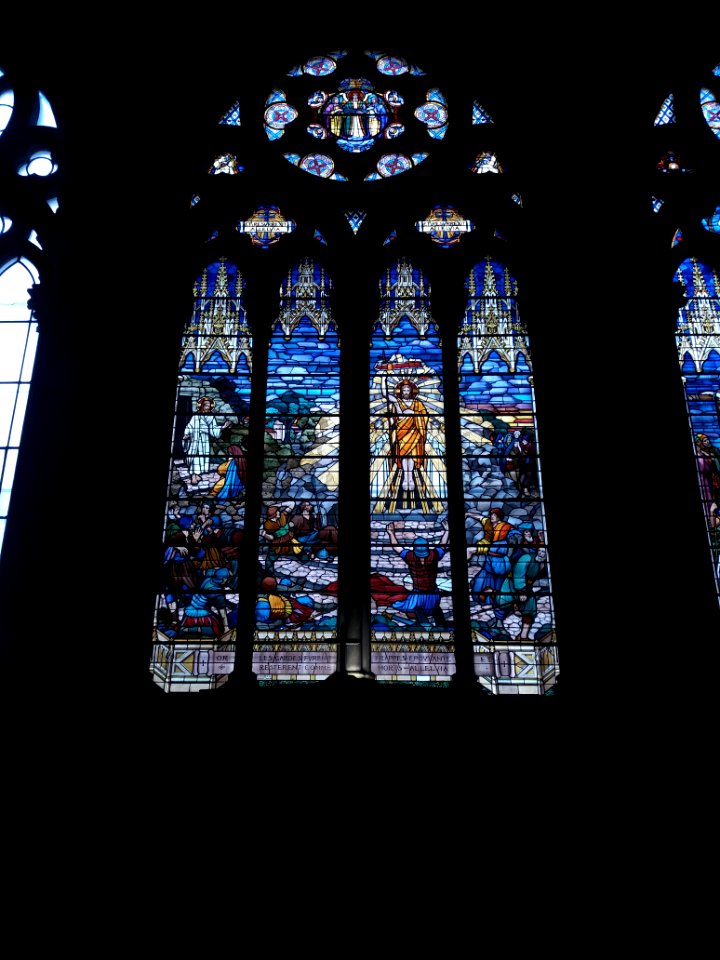 Lyon 7e - Église Saint-André, vitrail, premier à gauche