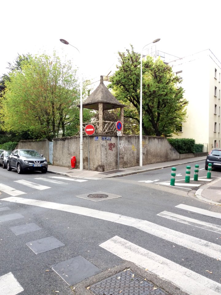 Lyon 3e - Kiosque à l'angle des rues Guilloud et Paul Sisley