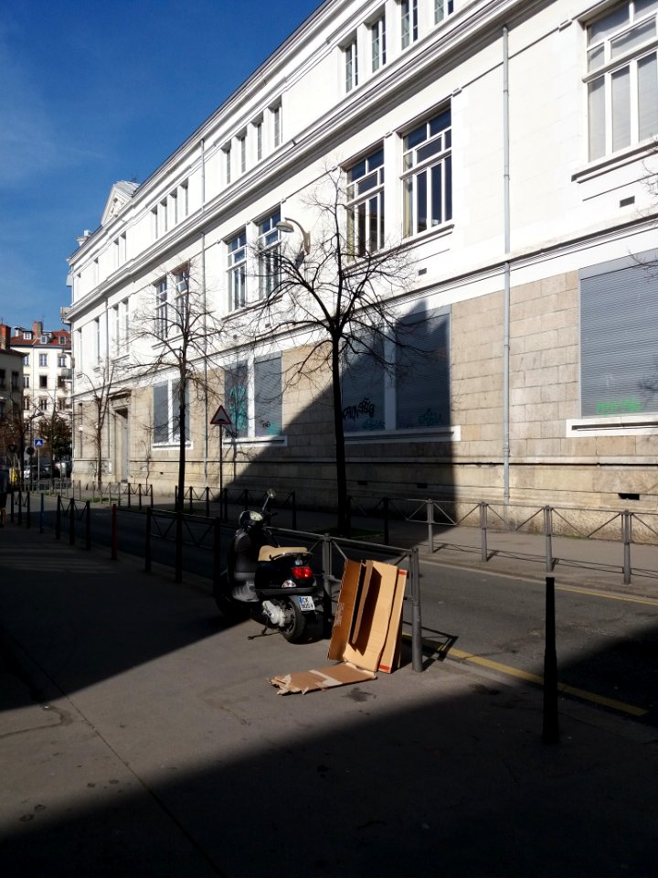 Lyon 7e - École maternelle Gilbert Dru, rue Saint-Michel en direction de la rue Gilbert Dru