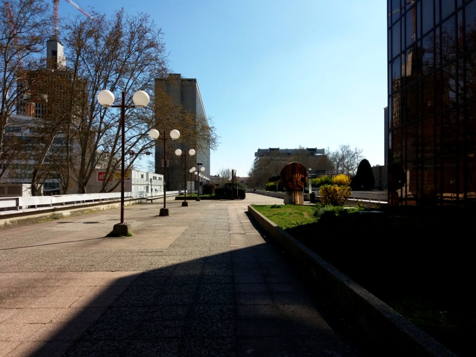Lyon 3e - Cité administrative, allée partant de la rue Servient