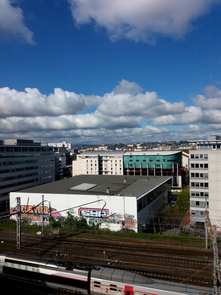 Lyon 3e - Halle des sports, arrière depuis le bâtiment des Archives du Rhône