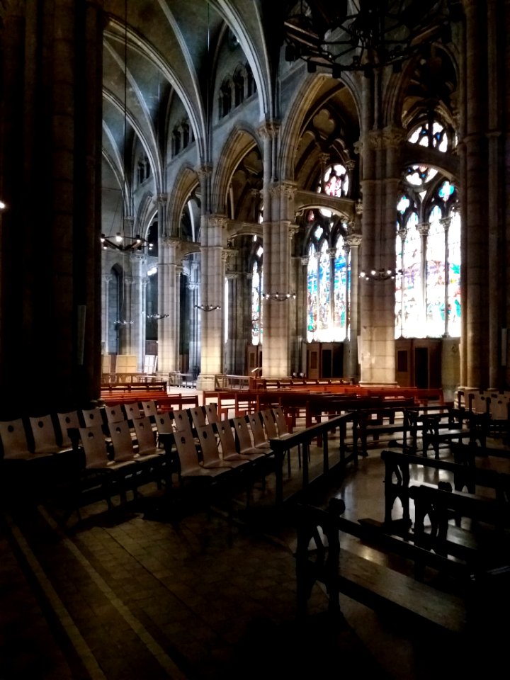 Lyon 7e - Église Saint-André, chaises et colonnes