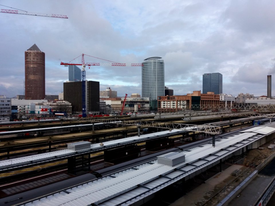 Lyon 3e - Gare de Lyon-Part-Dieu - Vue depuis le parking des loueurs (2)