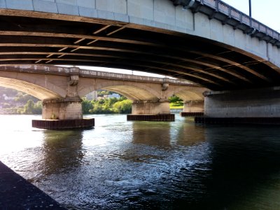 Lyon 6e - Viaduc ferroviaire de Saint-Clair, derrière le pont Raymond Poincaré
